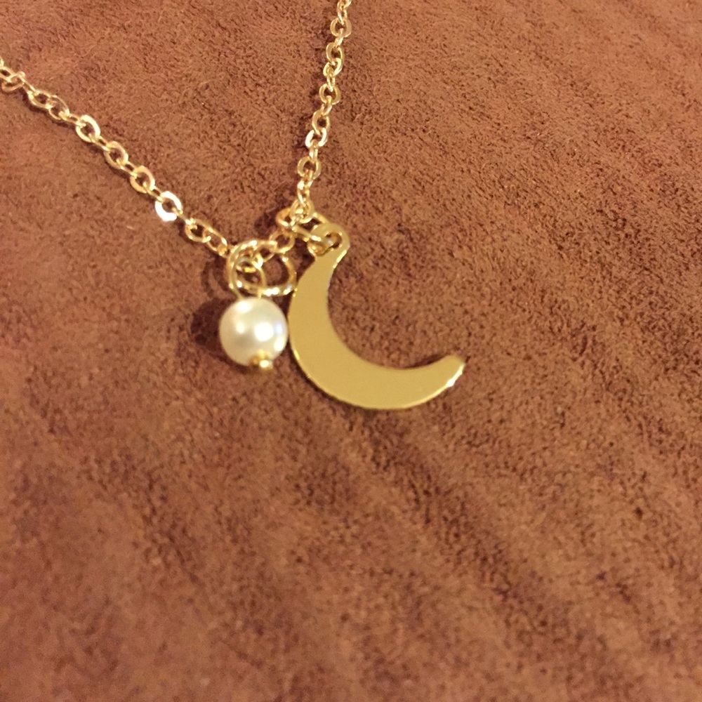 🌙  Lovely Metallic Dainty Faux Pearl Crescent Moon Necklace in gold or silver🌙 - Picture 4 of 4
